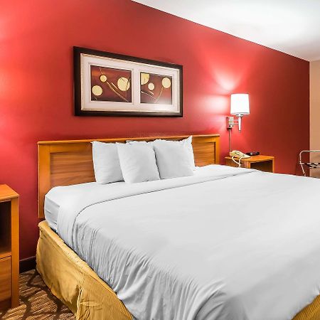 Quality Inn & Suites Chesterfield Village Спрингфилд Экстерьер фото