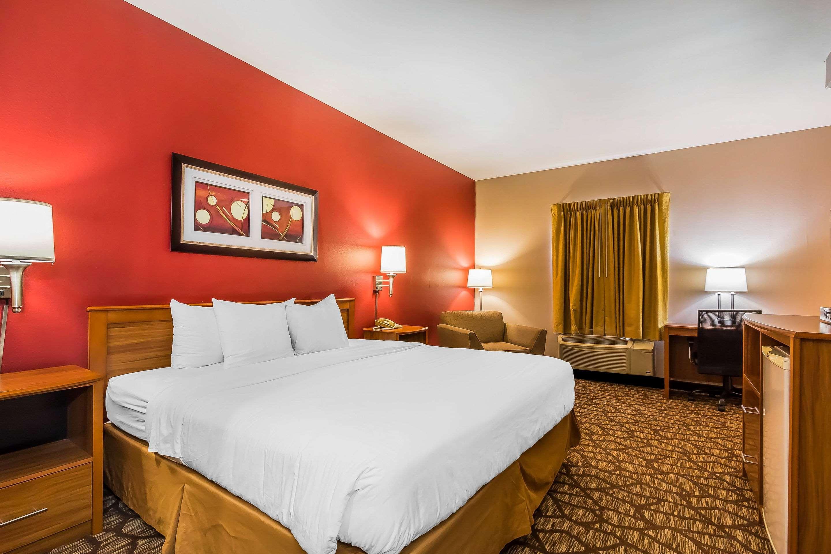 Quality Inn & Suites Chesterfield Village Спрингфилд Экстерьер фото