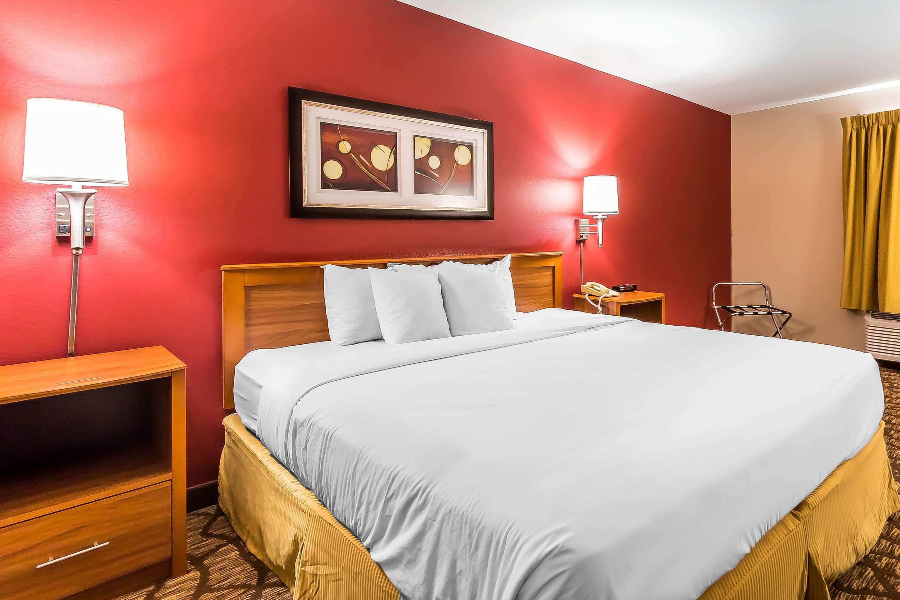 Quality Inn & Suites Chesterfield Village Спрингфилд Экстерьер фото