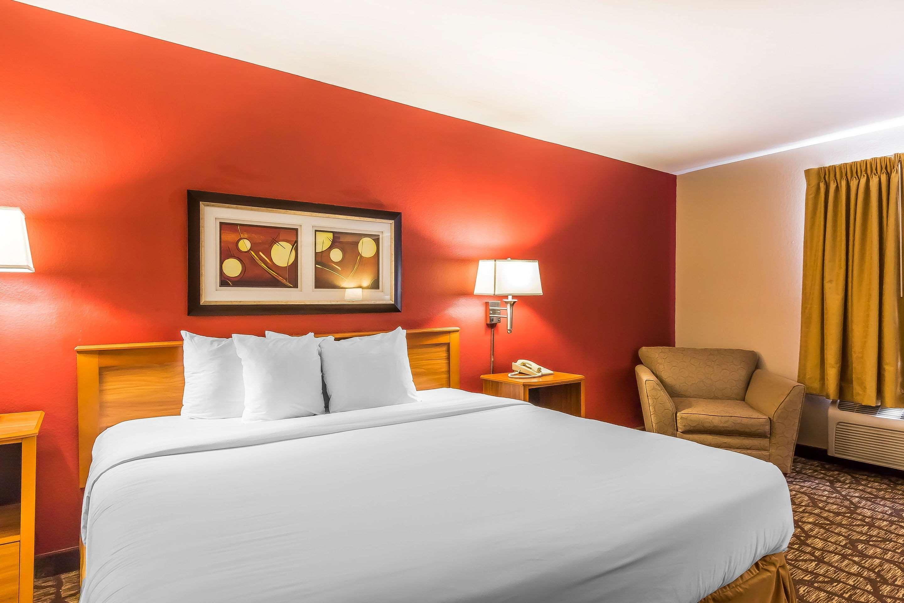 Quality Inn & Suites Chesterfield Village Спрингфилд Экстерьер фото