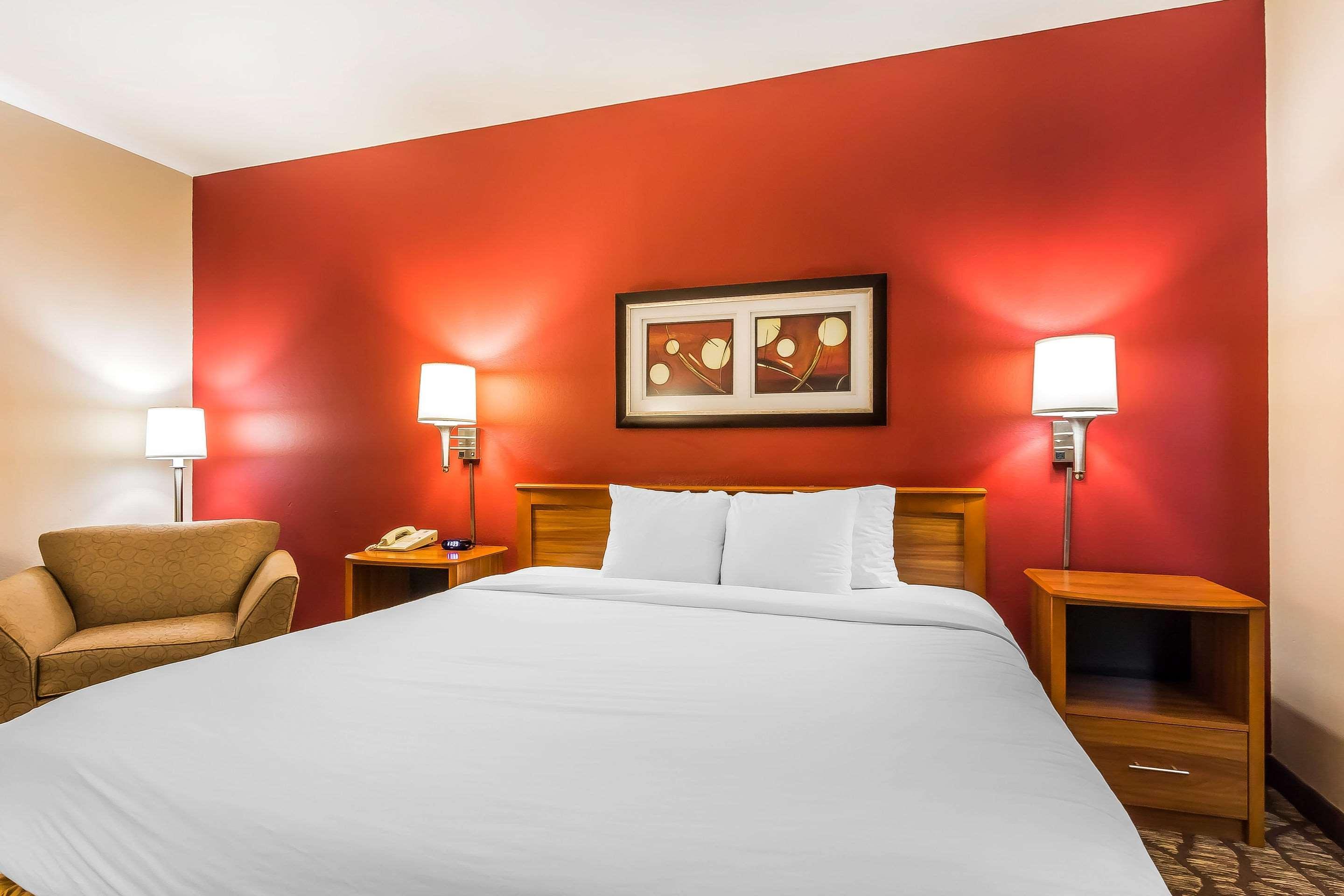 Quality Inn & Suites Chesterfield Village Спрингфилд Экстерьер фото