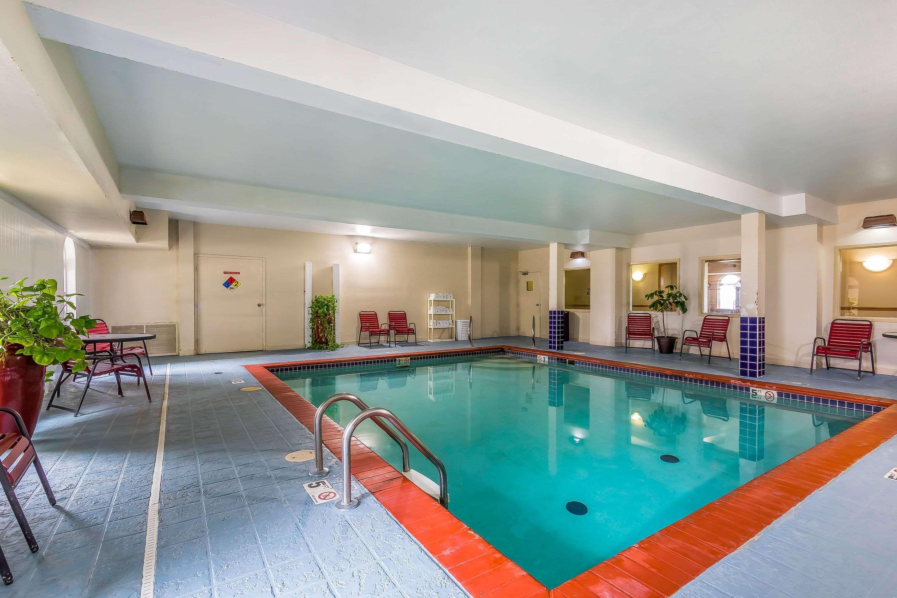 Quality Inn & Suites Chesterfield Village Спрингфилд Экстерьер фото