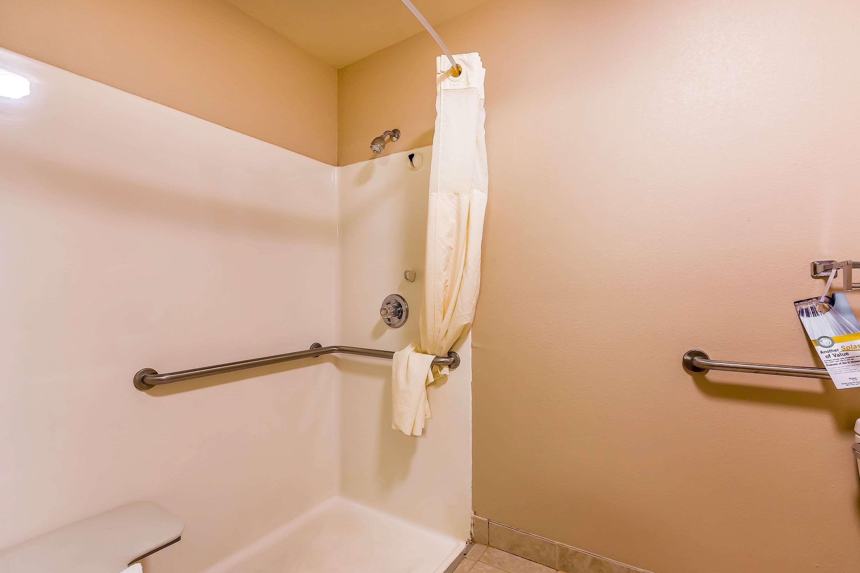 Quality Inn & Suites Chesterfield Village Спрингфилд Экстерьер фото