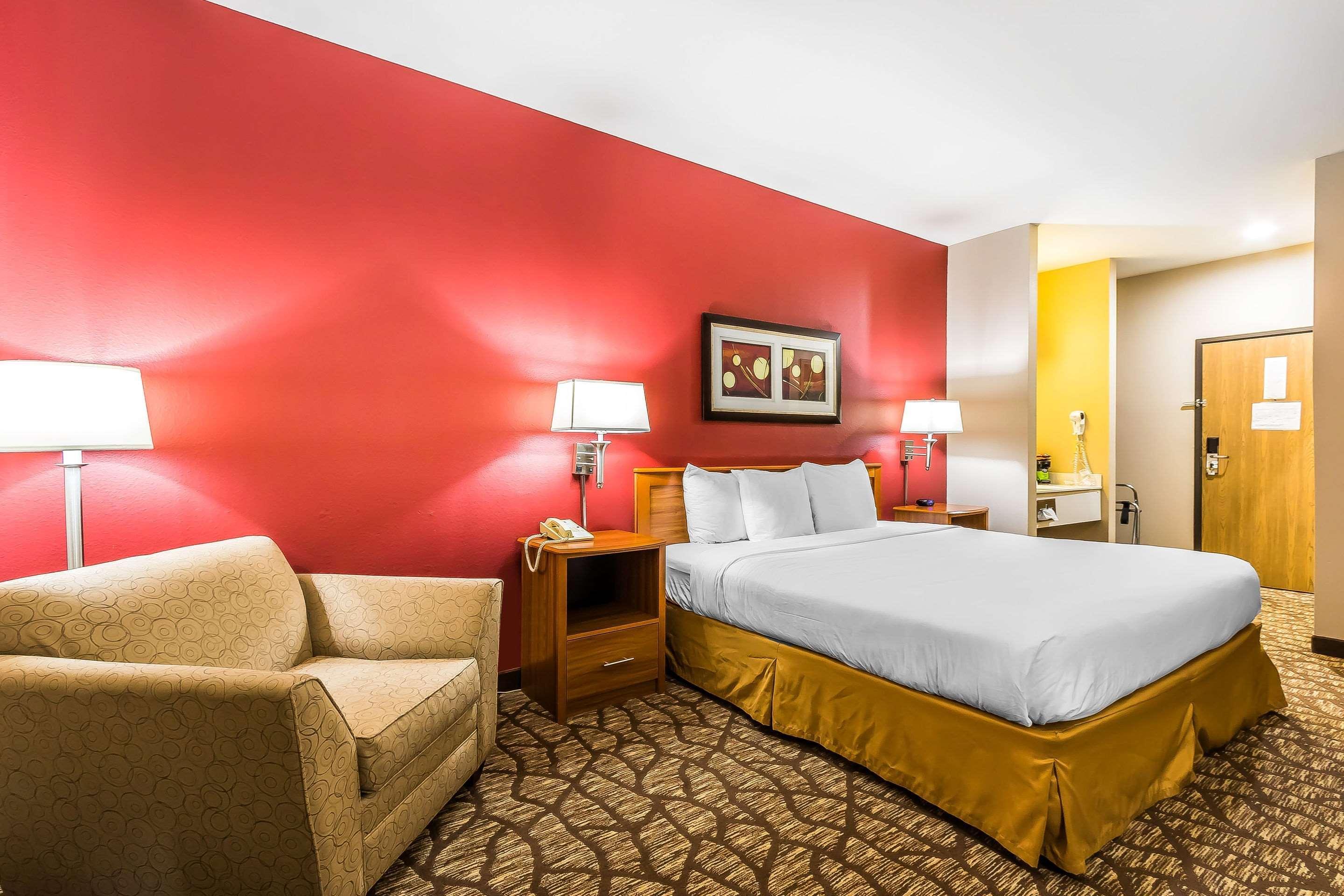 Quality Inn & Suites Chesterfield Village Спрингфилд Экстерьер фото