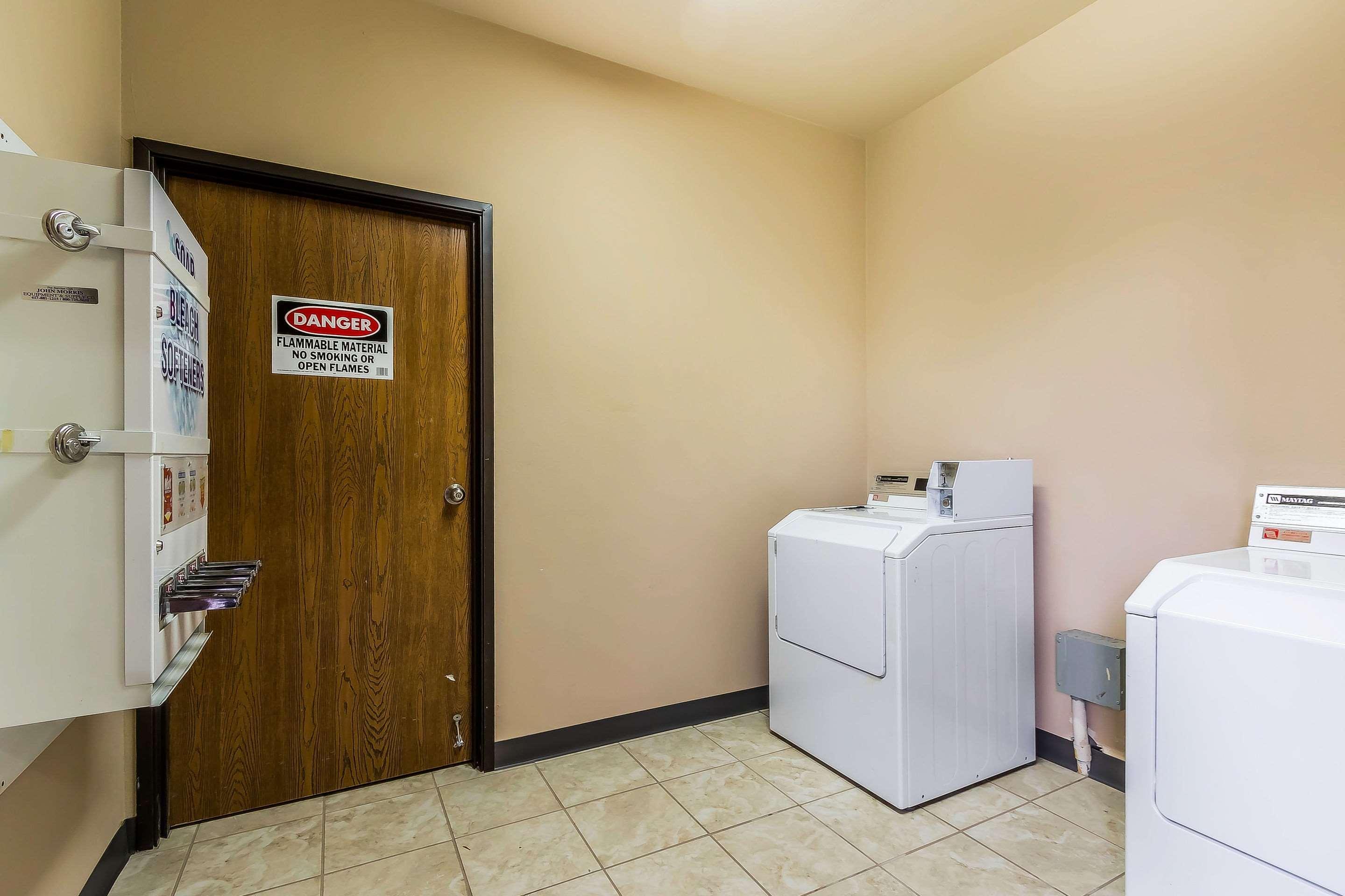Quality Inn & Suites Chesterfield Village Спрингфилд Экстерьер фото