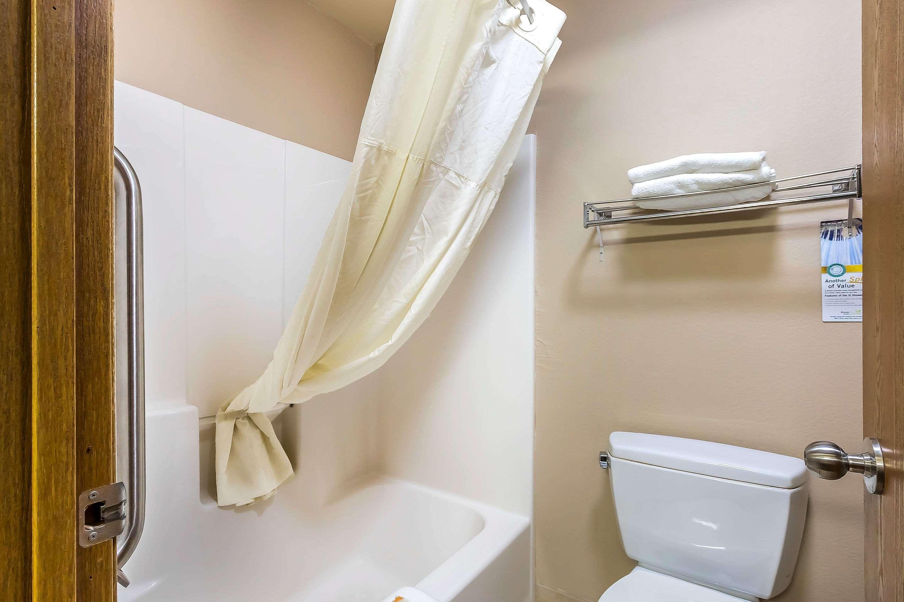 Quality Inn & Suites Chesterfield Village Спрингфилд Экстерьер фото