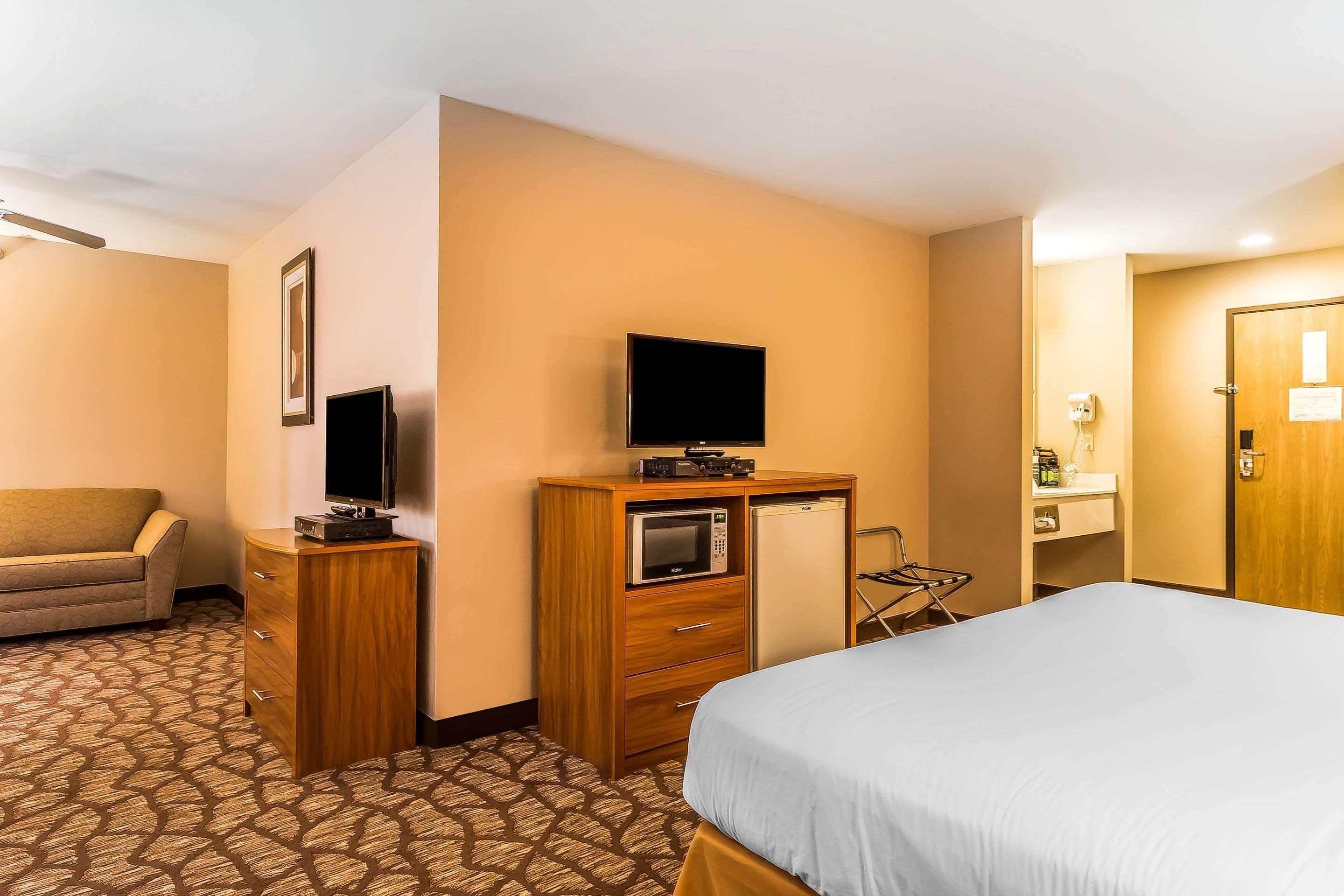 Quality Inn & Suites Chesterfield Village Спрингфилд Экстерьер фото