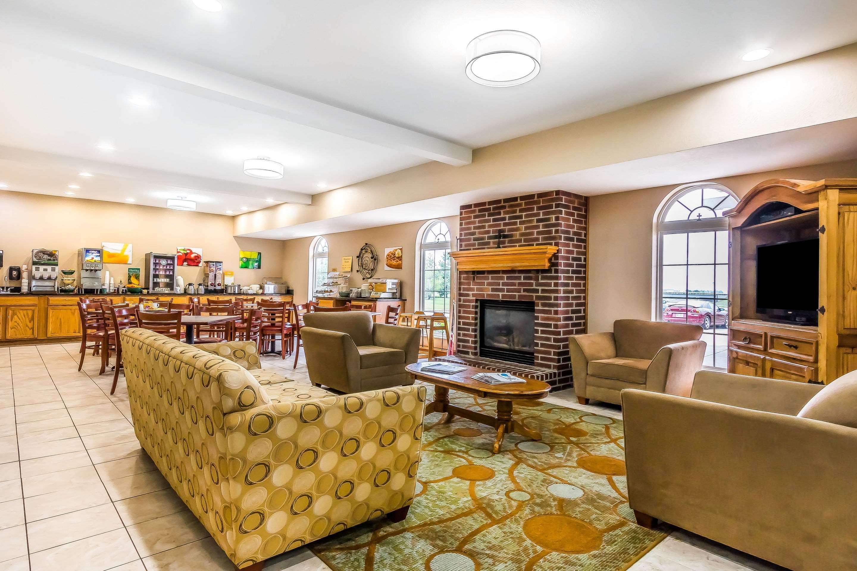 Quality Inn & Suites Chesterfield Village Спрингфилд Экстерьер фото