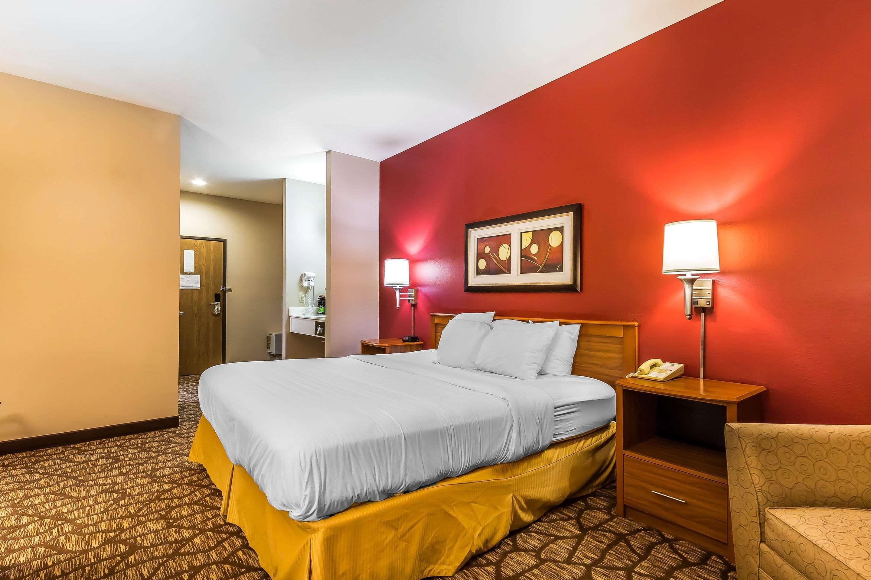 Quality Inn & Suites Chesterfield Village Спрингфилд Экстерьер фото