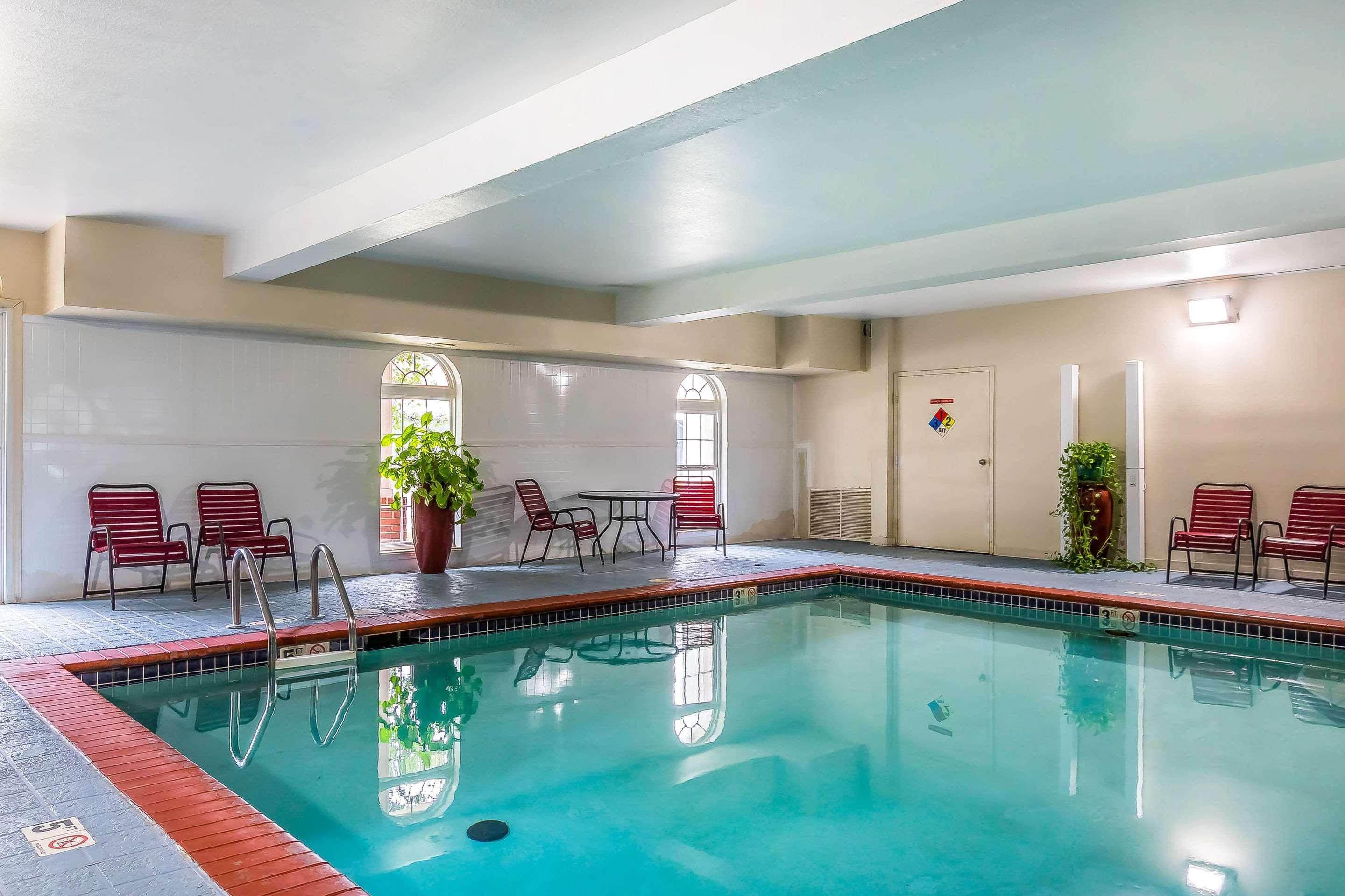 Quality Inn & Suites Chesterfield Village Спрингфилд Экстерьер фото