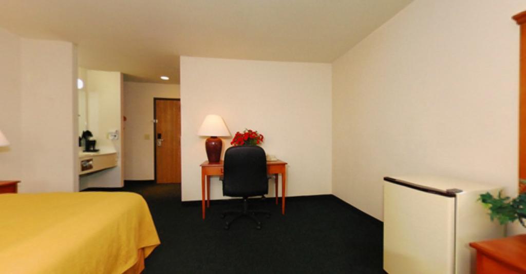 Quality Inn & Suites Chesterfield Village Спрингфилд Экстерьер фото