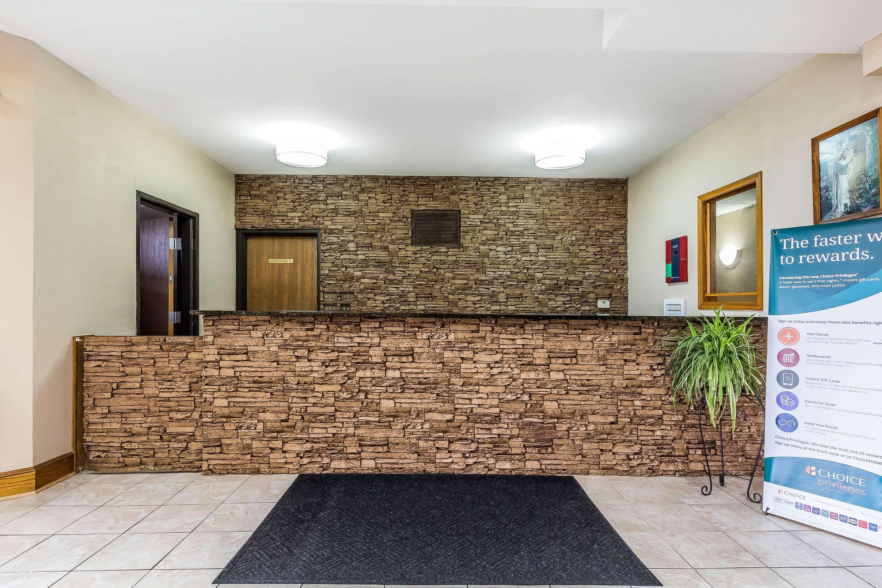 Quality Inn & Suites Chesterfield Village Спрингфилд Экстерьер фото