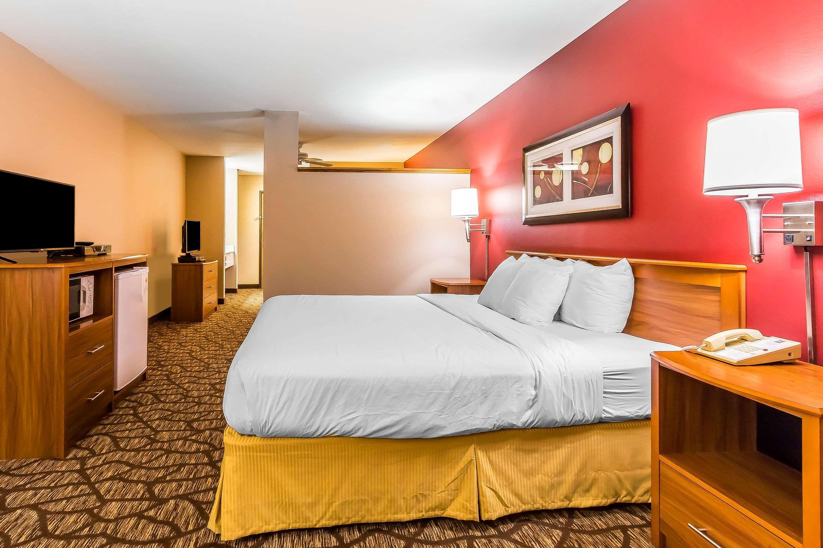 Quality Inn & Suites Chesterfield Village Спрингфилд Экстерьер фото
