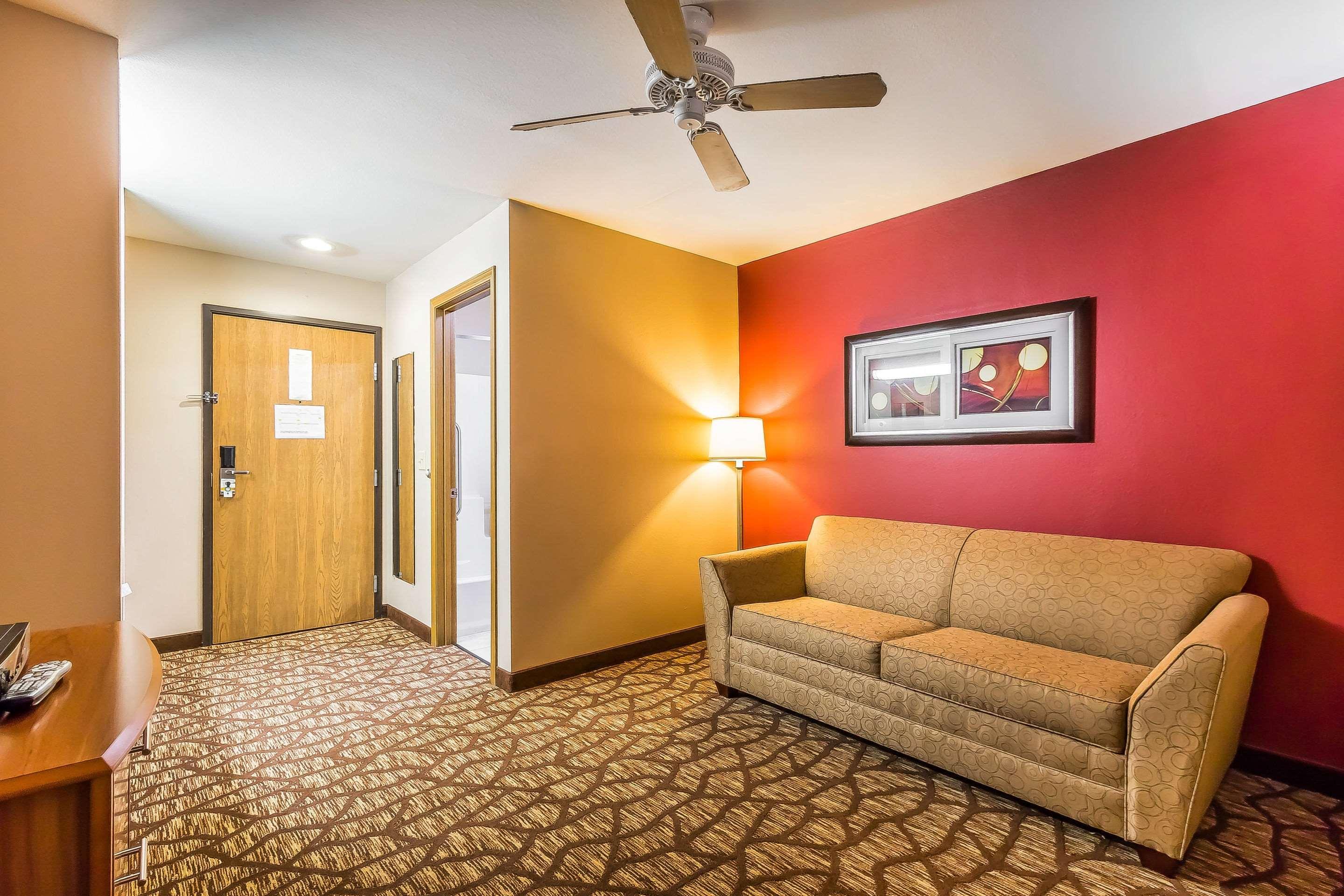 Quality Inn & Suites Chesterfield Village Спрингфилд Экстерьер фото