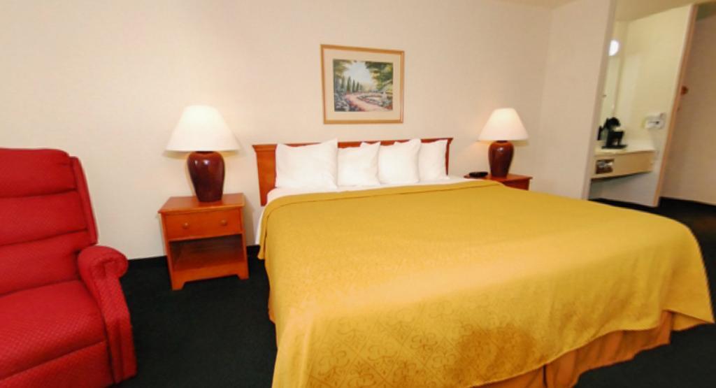 Quality Inn & Suites Chesterfield Village Спрингфилд Экстерьер фото