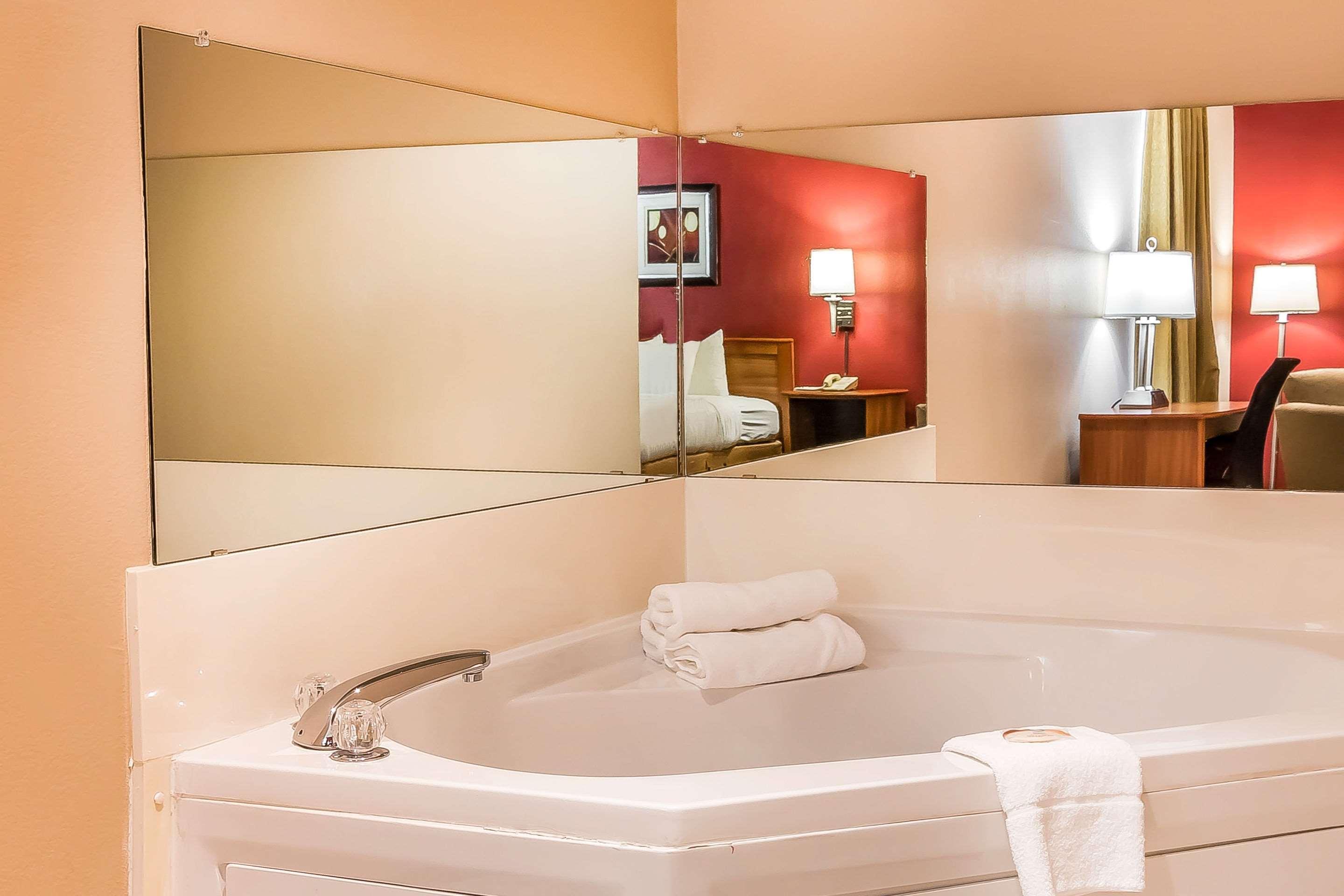 Quality Inn & Suites Chesterfield Village Спрингфилд Экстерьер фото