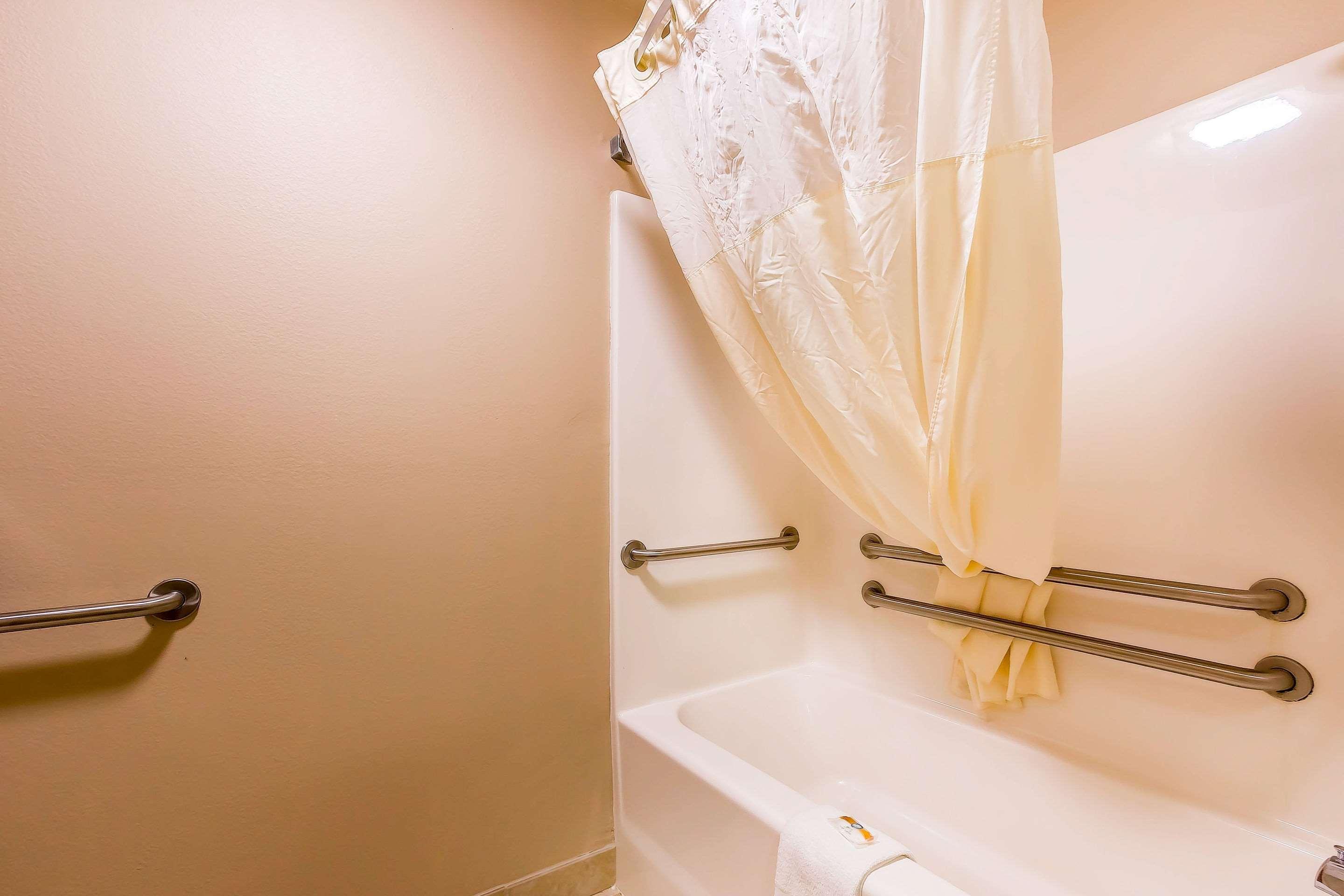 Quality Inn & Suites Chesterfield Village Спрингфилд Экстерьер фото