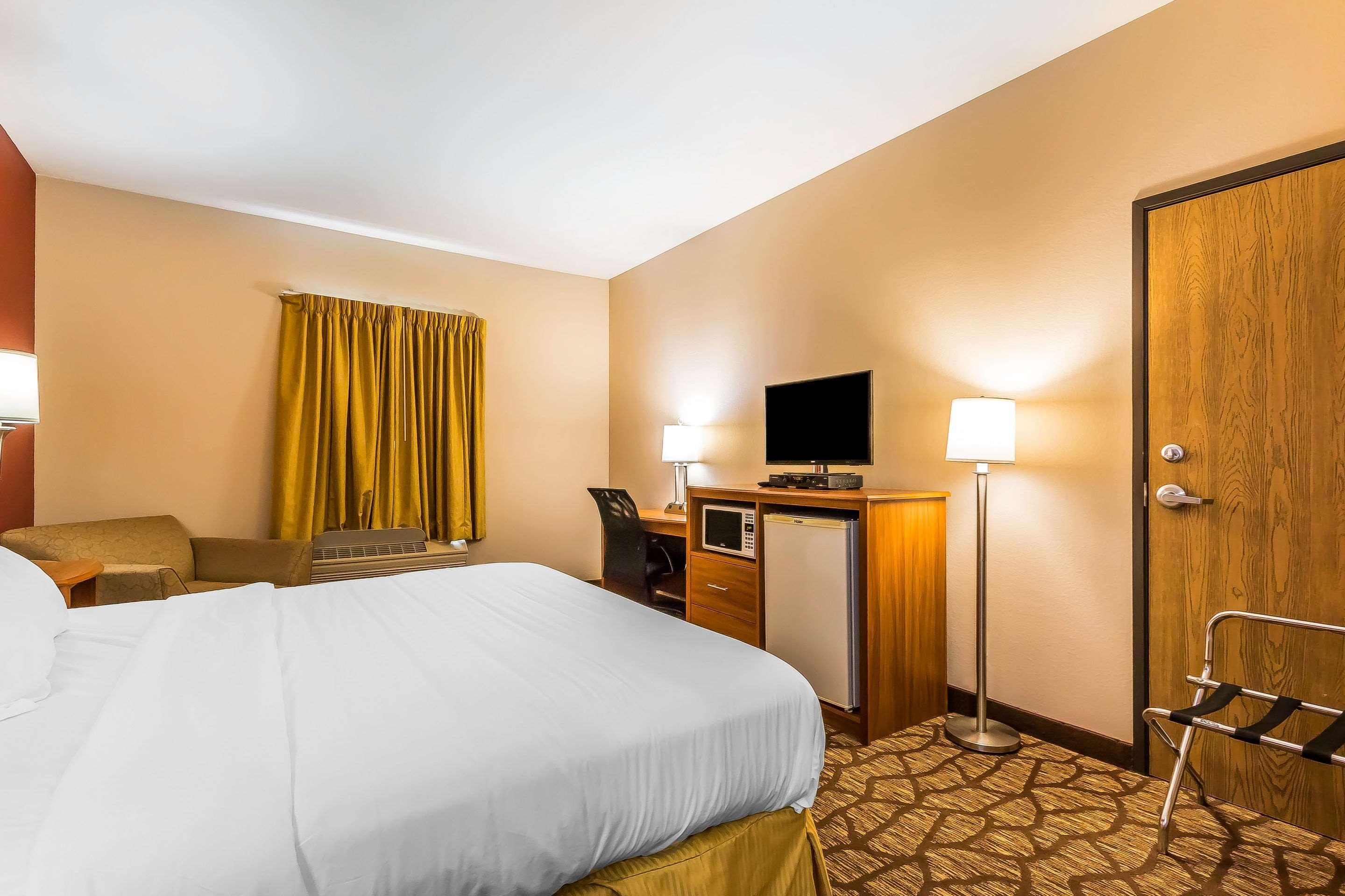 Quality Inn & Suites Chesterfield Village Спрингфилд Экстерьер фото