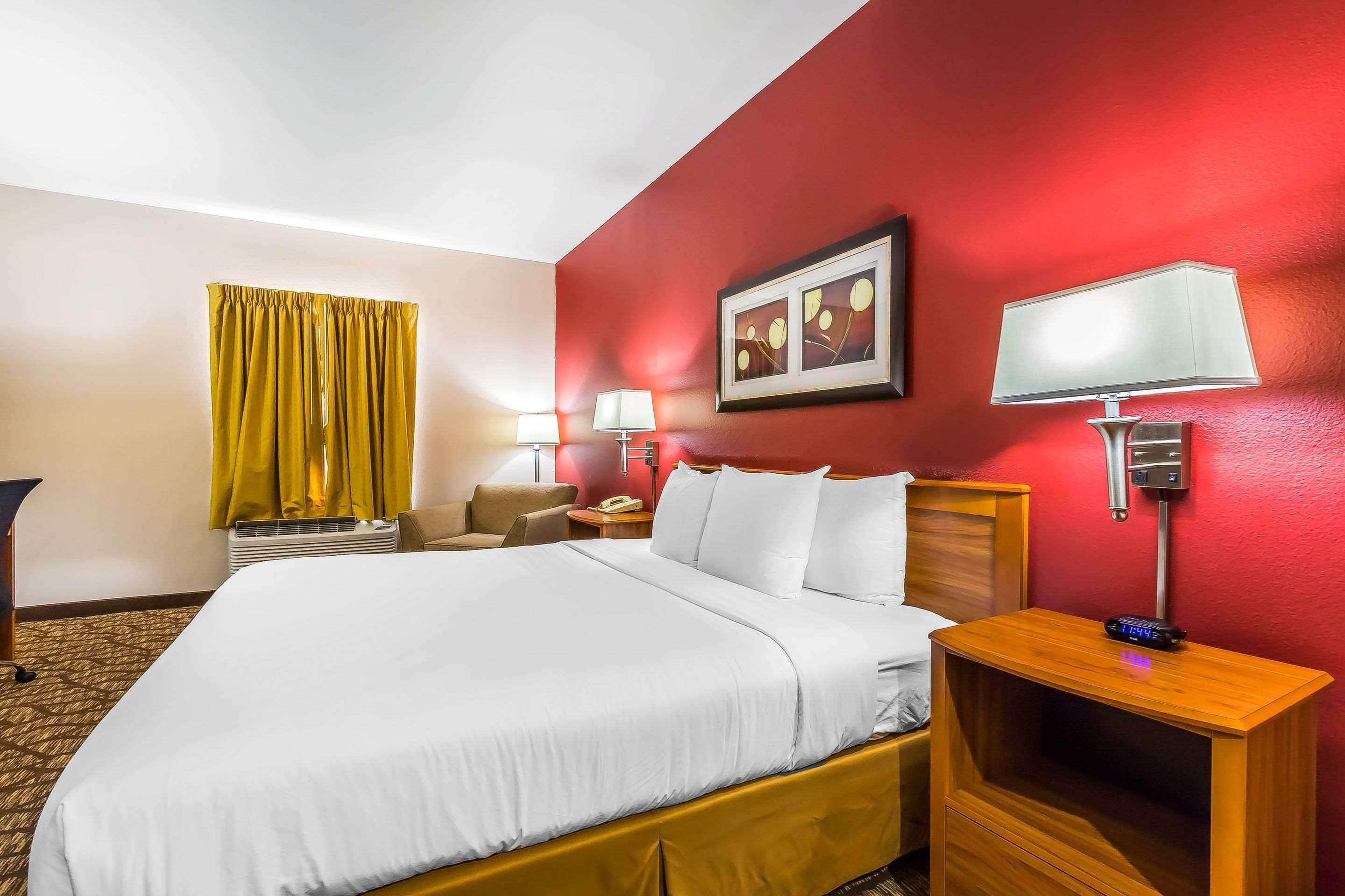Quality Inn & Suites Chesterfield Village Спрингфилд Экстерьер фото