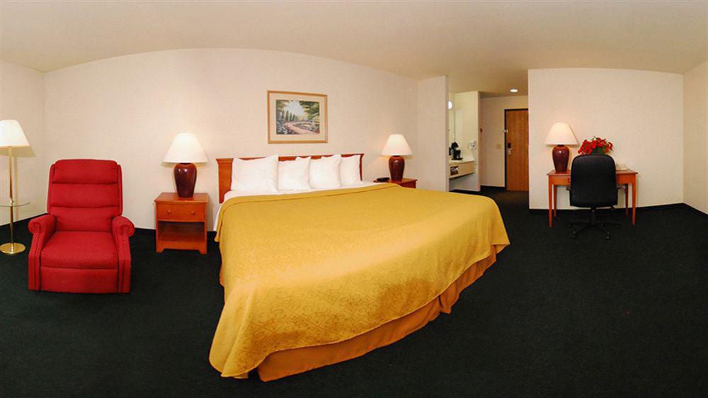 Quality Inn & Suites Chesterfield Village Спрингфилд Экстерьер фото